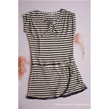 Vestido feminino listrado com decote redondo